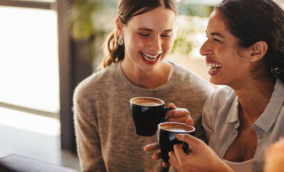 Zwei Freunde, die zusammen in einem Café Kaffee trinken. Beste Freunde, die in einem Café Kaffee trinken. - JLPSF14625