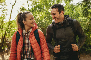 Ein glückliches Paar genießt seinen Wanderausflug. Ein kaukasisches Paar hat Spaß im Urlaub. - JLPSF14714