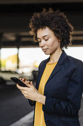 Geschäftsfrau mit Blazer und Smart Phone - DIGF19086