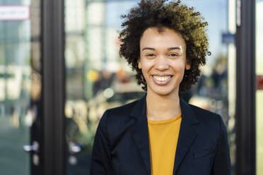 Happy businesswoman with Afro hairstyle - DIGF19107