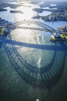 Die Sydney Harbour Bridge, der Schatten des Bogens auf dem Wasser und eine Luftaufnahme der Landschaft. - MINF16588