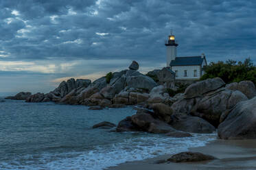 France, Brittany, Plouneour-Brignogan-Plages, Phare de Pontusval lighthouse at cloudy dusk - FRF00993