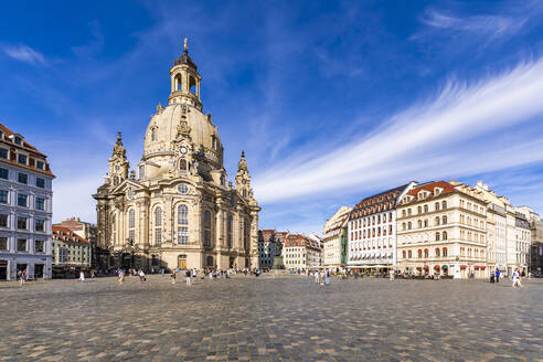 Deutschland, Sachsen, Dresden, Neumarkt mit historischer Frauenkirche im Hintergrund - WDF07088