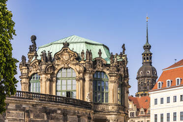 Deutschland, Sachsen, Dresden, Zwingerpavillon mit Hausmannsturm im Hintergrund - WDF07092