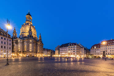 Deutschland, Sachsen, Dresden, Neumarkt in der Abenddämmerung mit historischer Frauenkirche im Hintergrund - WDF07093