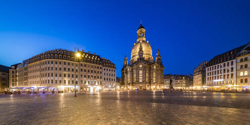 Deutschland, Sachsen, Dresden, Neumarkt in der Abenddämmerung mit historischer Frauenkirche im Hintergrund - WDF07094