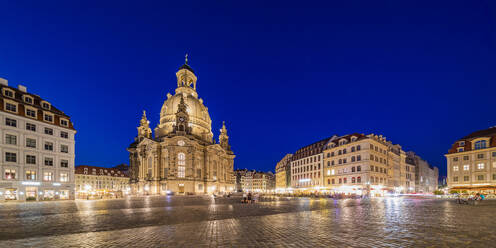 Deutschland, Sachsen, Dresden, Neumarkt in der Abenddämmerung mit historischer Frauenkirche im Hintergrund - WDF07095