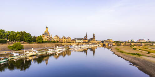 Deutschland, Sachsen, Dresden, Panoramablick auf die vor der Brühlschen Terrasse liegenden Boote - WDF07096