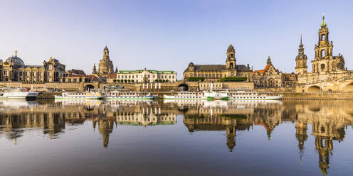 Deutschland, Sachsen, Dresden, Panoramablick auf die vor der Brühlschen Terrasse liegenden Boote - WDF07098