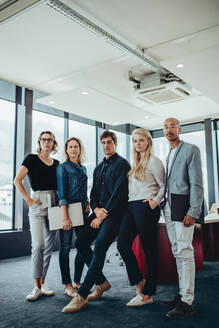 Porträt einer Gruppe von Fachleuten, die im Sitzungssaal eines Büros zusammenstehen. - JLPSF15221
