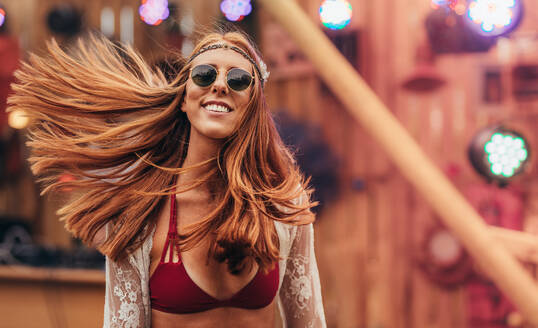 Attraktive Hippie-Frau bei Musikfestival im Freien. Kaukasische Frau im Retro-Stil Outfit bei Musikfestival. - JLPSF15703