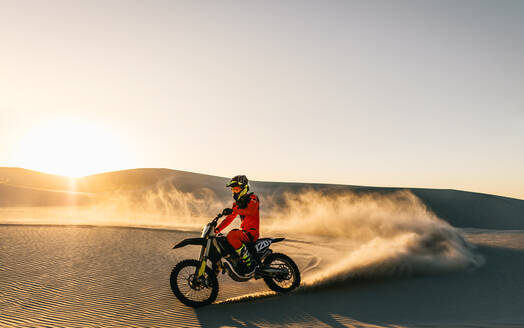 Mann fährt Dirt Bike im Sand in der Wüste. Dirt Biking auf Sanddünen. - JLPSF15747