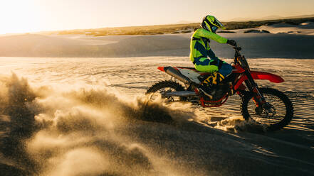 Dirt-Biker beschleunigt auf Sanddünen, Mann fährt Motorrad in der Wüste, übt für Motocross. - JLPSF15879