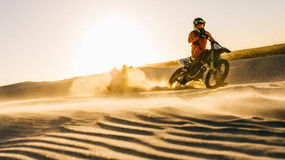 Motocross-Fahrer fahren schnell auf der Sanddüne. Dirt Bike Off-Road-Praxis in der Wüste. - JLPSF16016