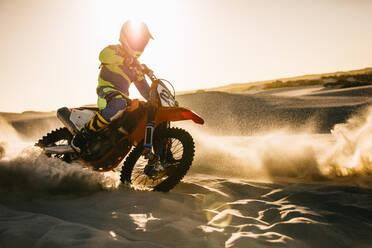 Biker fahren Dirt Bike auf der Sanddüne. Motocross Off-Road in der Wüste. - JLPSF16022