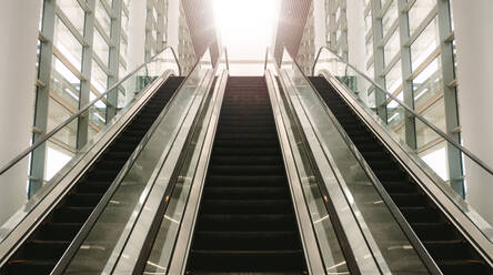 Rolltreppe in einem modernen Gebäude. Leere Rolltreppen, die aus einem Gebäude herausführen. - JLPSF16696