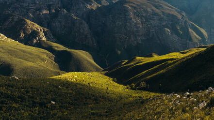 Schöner Blick auf Schatten und Licht auf den Bergen im Naturschutzgebiet Jonkershoek. Grüne Berghänge und Tal. - JLPSF16955