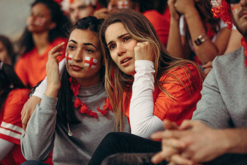 Englische weibliche Fans drücken ihre Enttäuschung aus, während sie das Spiel im Stadion verfolgen. Englische Fußballfans sitzen in der Fanzone des Stadions und sind enttäuscht. - JLPSF17253