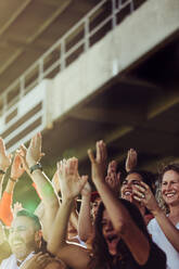 Fußballfans klatschen und skandieren im Stadion. Fußballfans jubeln während eines Spiels im Stadion. - JLPSF17278