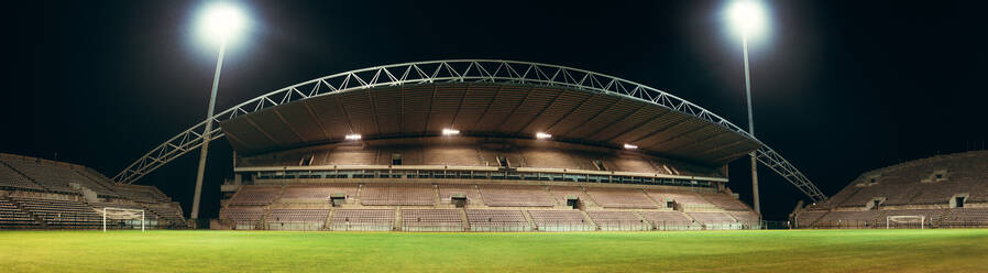 Riesige leere Fußballarena mit Lichtern. Großes Fußballstadion bei Nacht. Panoramaaufnahme. - JLPSF17297