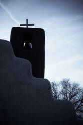 Usa, New Mexico, Silhouette eines Kreuzes auf einer Kirche - TETF01839