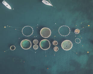 Luftaufnahme einer Fischzucht, Port Andratx, Mallorca, Spanien. - AAEF16052