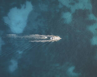 Luftaufnahme eines Segelboots, Port Andratx, Mallorca, Spanien. - AAEF16058