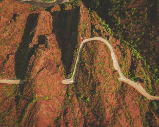 Luftaufnahme einer Straße über den Berg in Gorges de Daluis, Frankreich. - AAEF16069