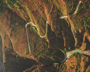 Luftaufnahme einer Straße über den Berg in Gorges de Daluis, Frankreich. - AAEF16070