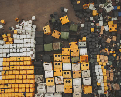 Luftaufnahme einer Mülltonnenfabrik, Italien. - AAEF16081