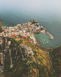 Luftaufnahme des Dorfes Vernazza, Cinque Terre, Italien. - AAEF16087