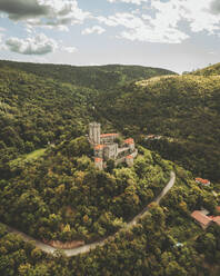 Luftaufnahme der Burg Rihemberk, Slowenien. - AAEF16132