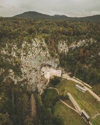 Luftaufnahme der Burg Predjama, Slowenien. - AAEF16140
