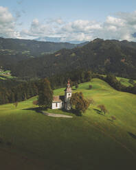 Luftaufnahme der Kirche sv. Tomaz, Slowenien. - AAEF16154