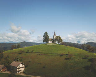 Luftaufnahme der Kirche sv. Tomaz, Slowenien. - AAEF16155