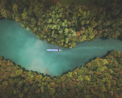 Luftaufnahme eines Bootes auf dem Fluss Soca Isonzo, Slowenien. - AAEF16159