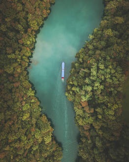 Luftaufnahme eines Bootes auf dem Fluss Soca Isonzo, Slowenien. - AAEF16160