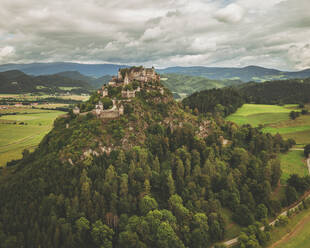 Luftaufnahme der Burg Hochosterwitz, Österreich. - AAEF16184