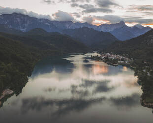 Luftaufnahme des Lago di Barcis, Dolomiten, Italien. - AAEF16185