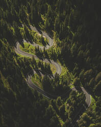 Luftaufnahme des berühmten Passo Giau, einer Straße in den Dolomiten, Italien. - AAEF16194