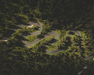 Luftaufnahme des berühmten Passo Giau, einer Straße in den Dolomiten, Italien. - AAEF16195