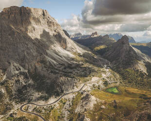 Luftaufnahme des Passo di Valparola, Dolomiten, Italien. - AAEF16198