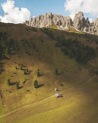 Luftaufnahme des Alta Badia-Passes, Dolomiten, Italien. - AAEF16204
