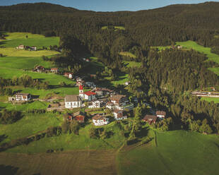 Luftaufnahme des Dorfes Laion, Dolomiten, Italien. - AAEF16206