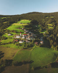 Luftaufnahme des Dorfes Laion, Dolomiten, Italien. - AAEF16207