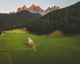 Luftaufnahme der Kirche Chiesetta di San Giovanni in Ranui, Dolomiten, Italien. - AAEF16209