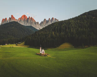 Luftaufnahme der Kirche Chiesetta di San Giovanni in Ranui, Dolomiten, Italien. - AAEF16210