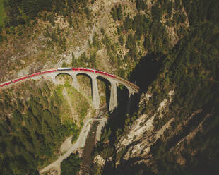 Luftaufnahme des berühmten roten Zuges auf dem Landwasserviadukt, Schweiz. - AAEF16234