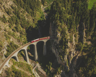 Luftaufnahme des berühmten roten Zuges auf dem Landwasserviadukt, Schweiz. - AAEF16235