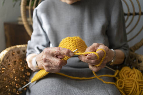 Hände einer älteren Frau beim Stricken zu Hause - SVKF00684